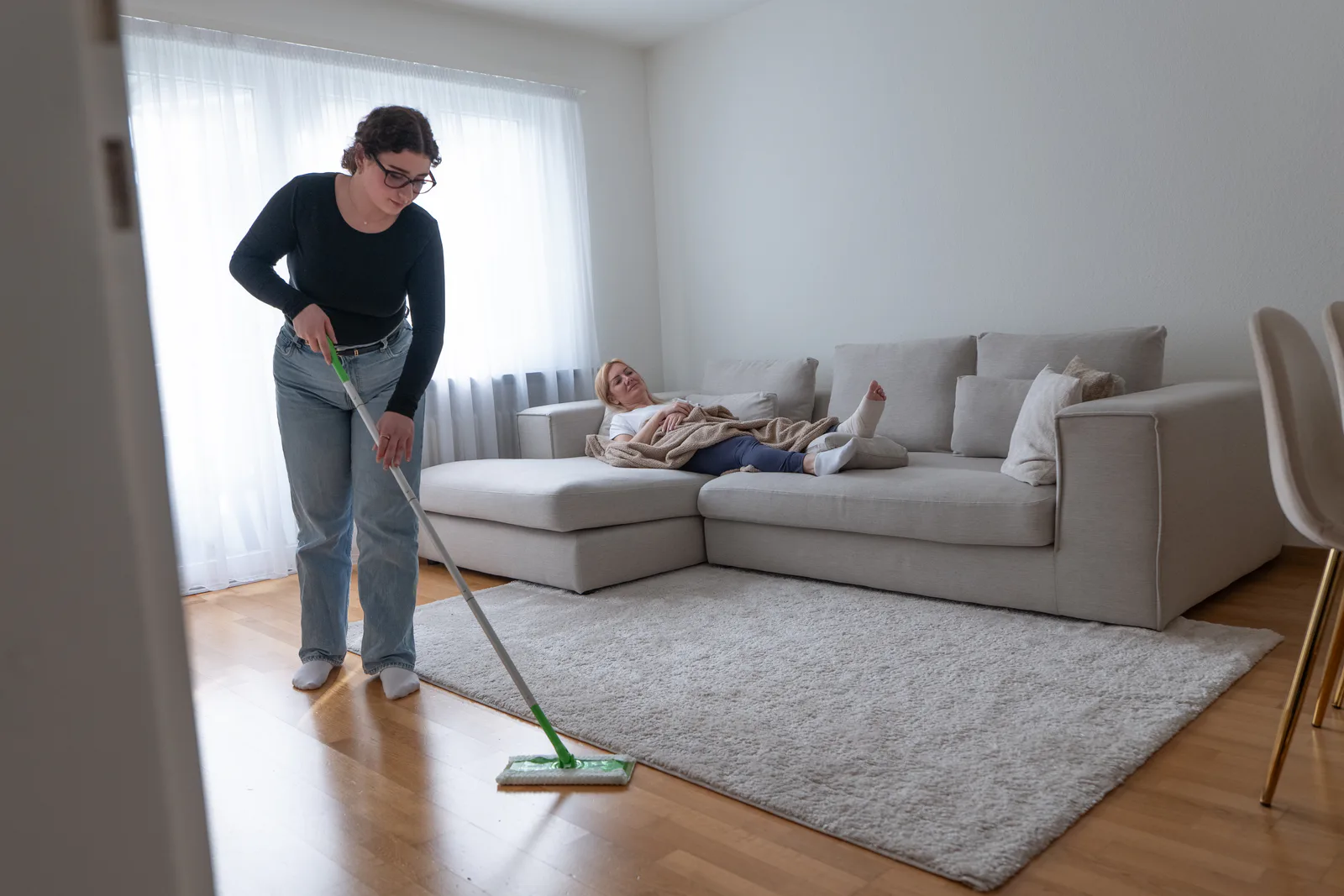 Mitarbeiterin unterstützt bei Hauswirtschaft und Reinigung zuhause
